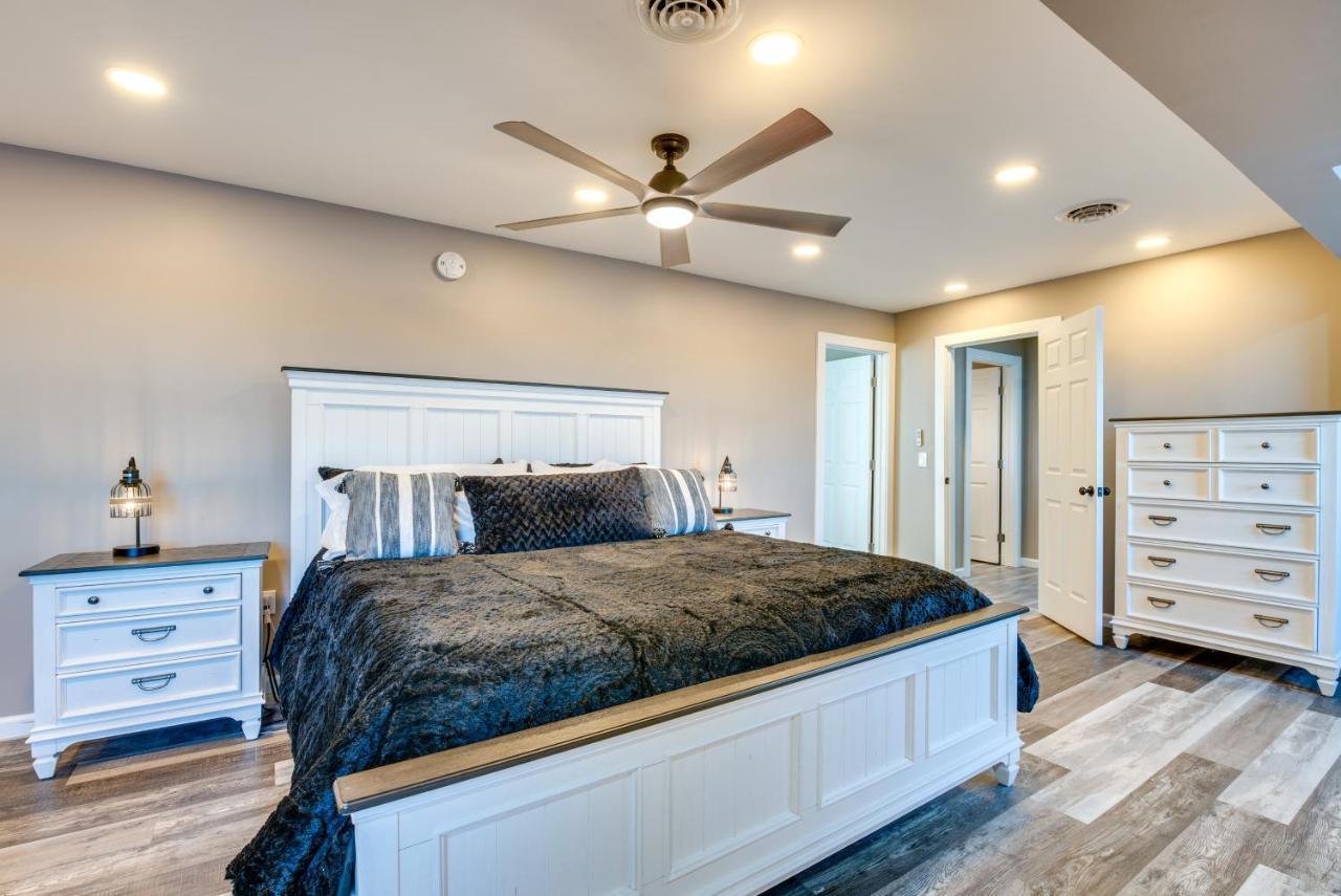 Luxe Pennsylvania Lakefront Vacation Rental! Holiday home