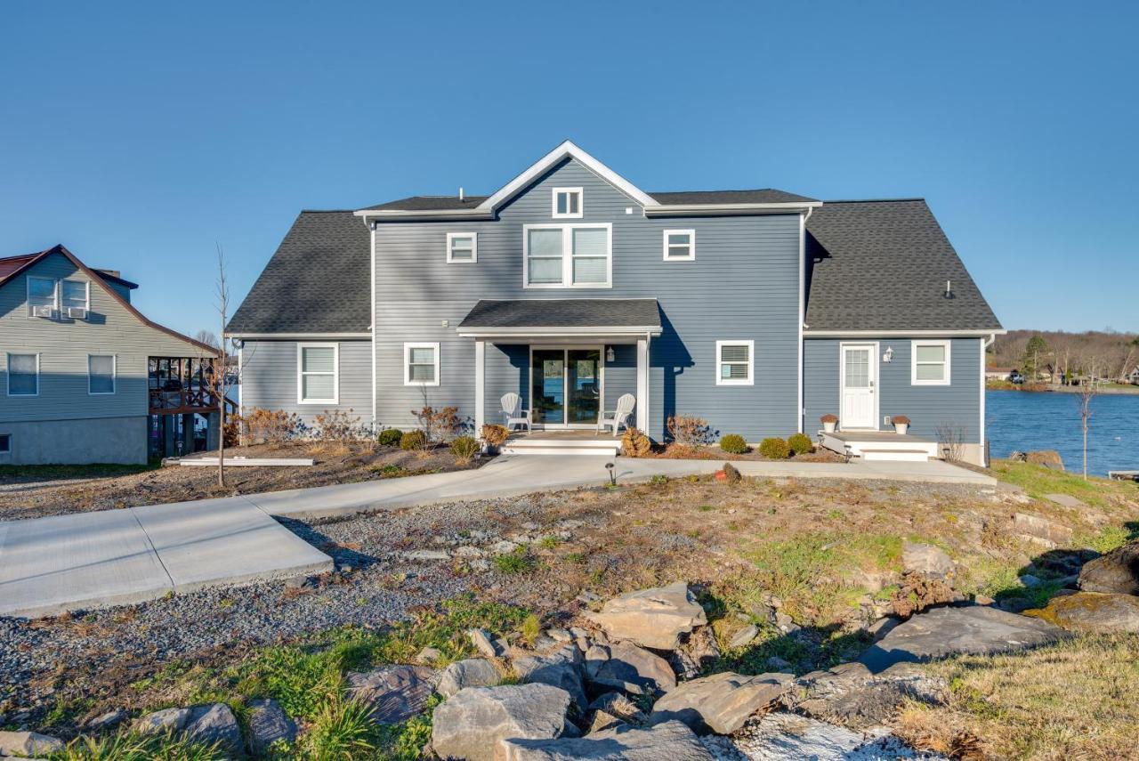 Luxe Pennsylvania Lakefront Vacation Rental!