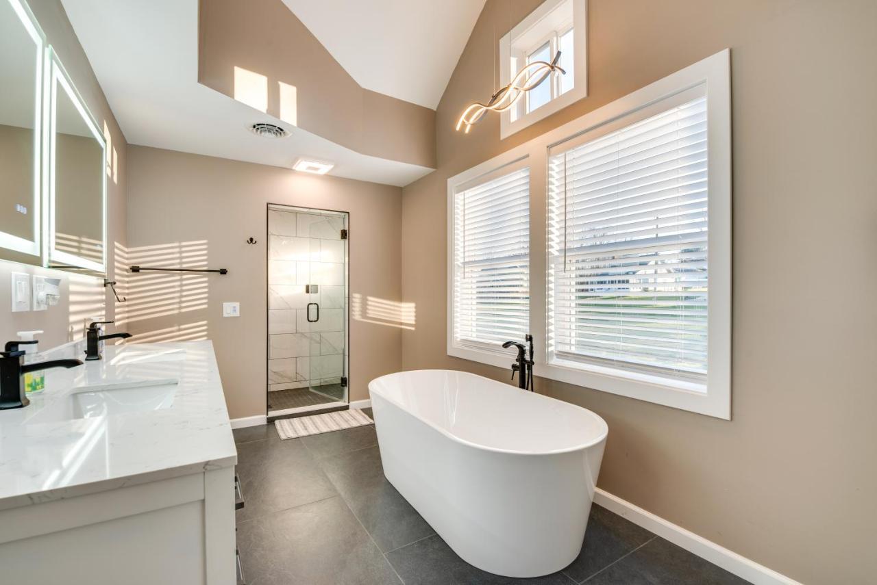 Luxe Pennsylvania Lakefront Vacation Rental! Carbondale