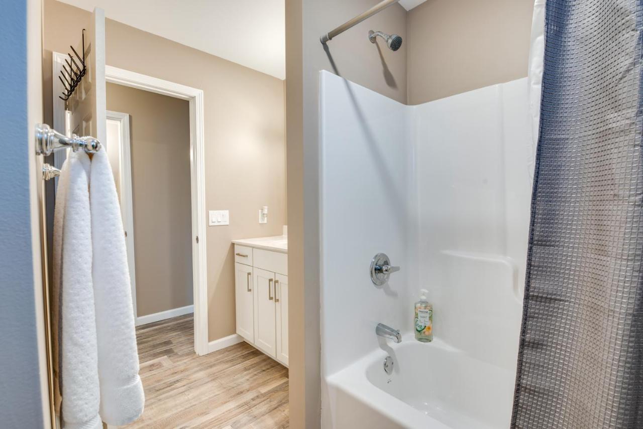Luxe Pennsylvania Lakefront Vacation Rental! Holiday home