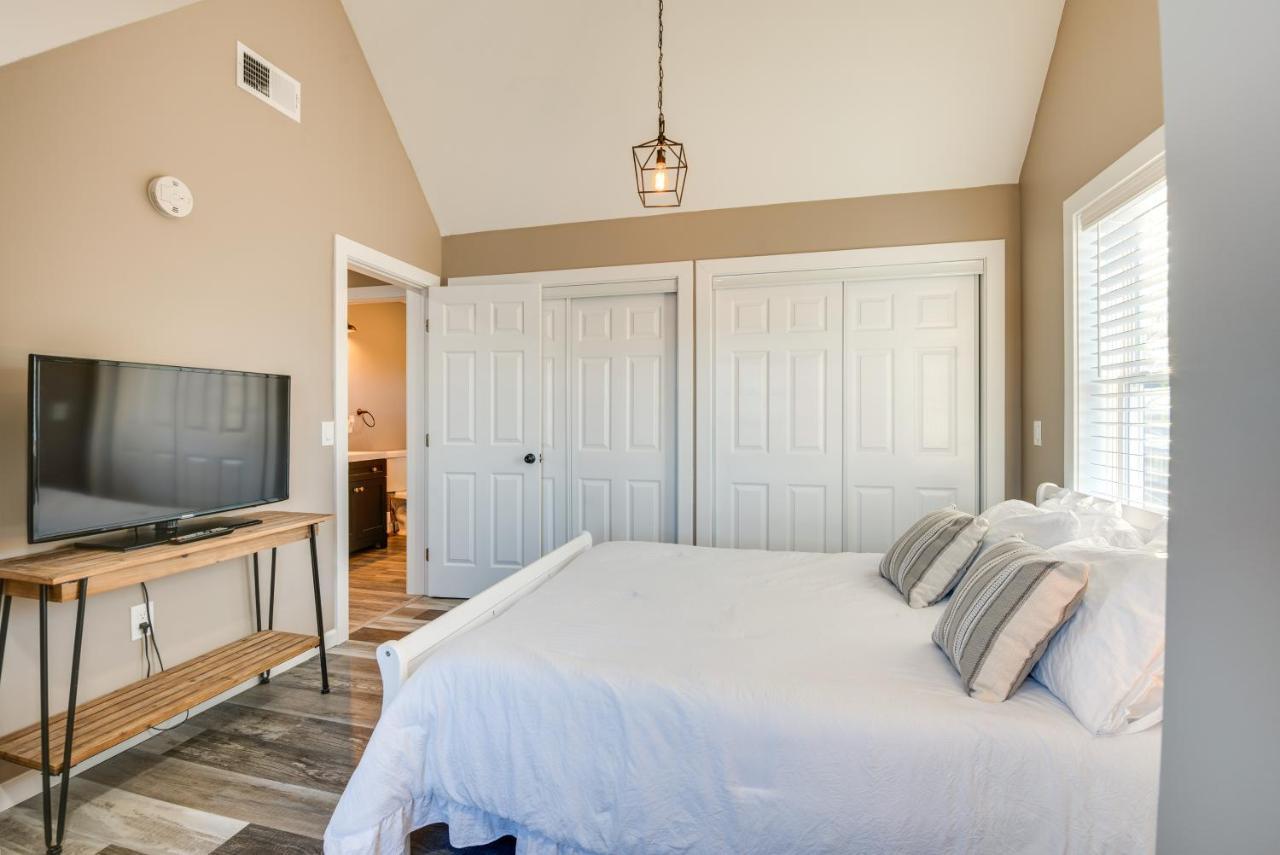 Luxe Pennsylvania Lakefront Vacation Rental! Carbondale