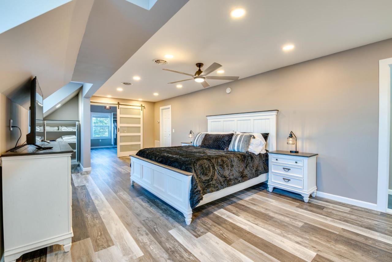 Luxe Pennsylvania Lakefront Vacation Rental! Carbondale